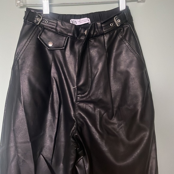 Faux leather baggy trousers2 pockets in back, stretch waist, ankle length. - Picture 2 of 4